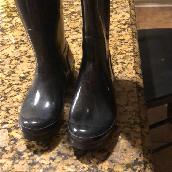 Women’s tall glossy black high hunter rain boots - Picture 2 of 5